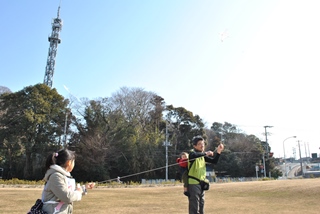 たこあげを楽しむ入澤さん親子