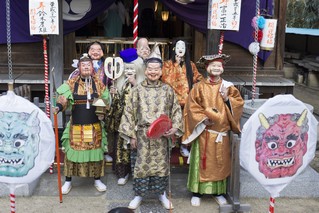 七福神の衣装をまとった7人の当番