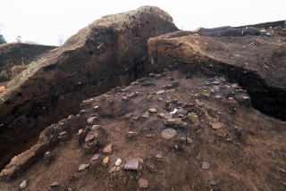 斜面の盛土とその中の土器