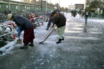 駅周辺を除雪作業