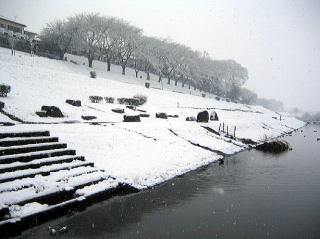 運河も雪化粧