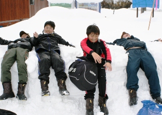 雪を堪能する子どもたち