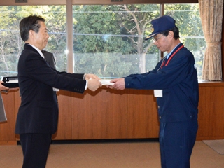 委嘱状を手渡す井崎市長