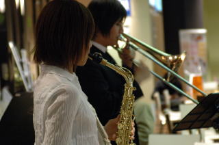 駅でジャズライブ