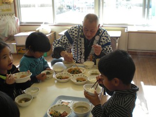 給食も一緒に食べました