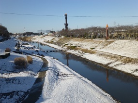 運河が雪化粧