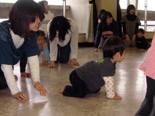 お母さんたちもハイハイ