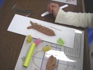 さまざまな形を作る子どもたち