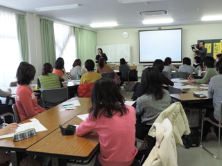 「みんな違う子どもたち　生まれてからの成長と個性」と題した講演