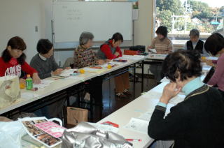 編集作業を進めるかざぐるまの会の皆さん