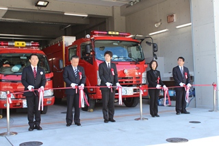 テープカットを行う井崎市長