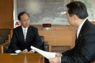 井崎市長と歓談する日野さん