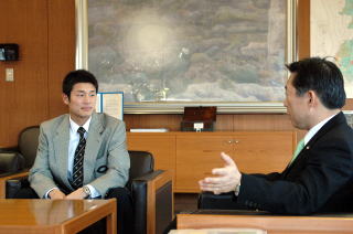 井崎市長に抱負を語る村田選手