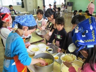 盛り付けをするのも子どもたち