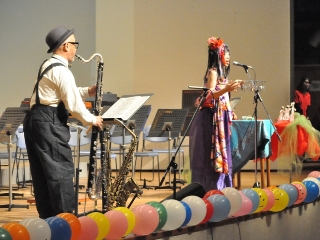 おおたか静流さんとジャズプレーヤーの梅津和時さん