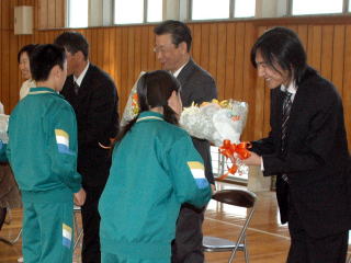 講師の皆さんにお礼の花束を