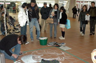 駅利用者が見学に