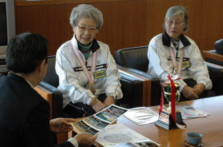 井崎市長に銅メダルを報告