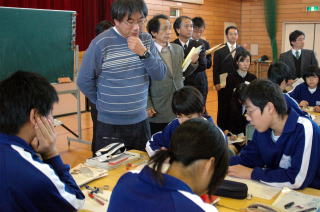 生徒たちがお互いに教えを出し合い