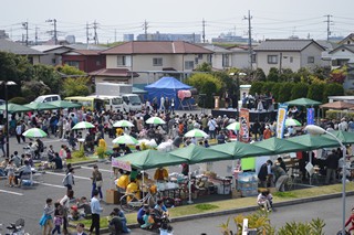 大勢の方でにぎわう