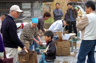 本格的な餅つき、機械じゃないよ