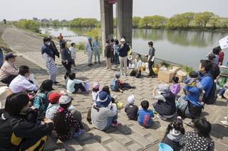 河川敷で実施