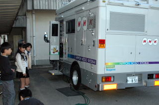 放送機材がぎっしりの中継車
