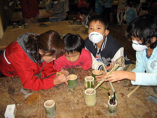 竹で作った器で