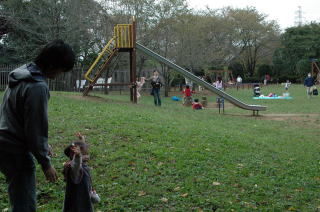 子どもたちが楽しく遊ぶ公園