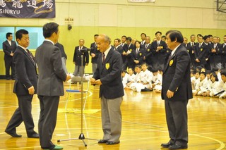 寄附が手渡されました