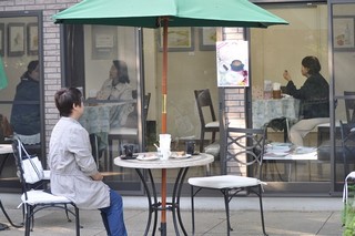 オープンカフェでお茶を楽しむ来館者の方も