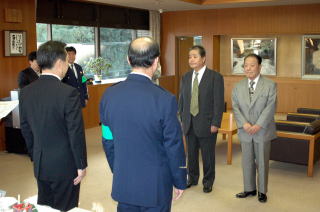 井崎市長と唐鎌流山警察署長より表彰