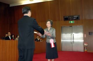受賞者一人ひとりに井崎市長から表彰状が