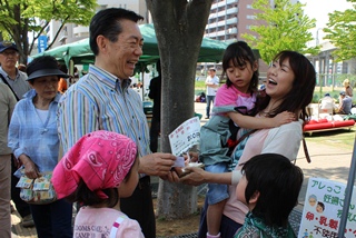 市民の方と触れ合う井崎市長