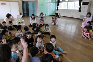 「ハーイ！」と大きな声で手をあげて元気よく返事