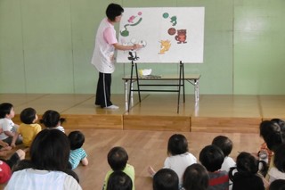 パネルシアターを観る子どもたち