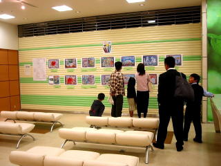日曜情報センターで児童の絵画展示
