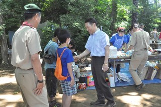 子どもたちと触れ合う井崎市長