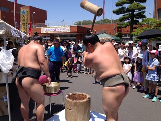 お相撲さんによる力強い餅つき