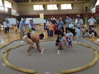 お相撲さんとぶつかり稽古体験