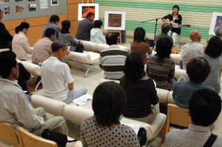 多くの来場者で賑わう