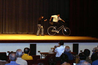 自転車による引ったくりを実演