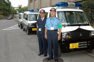 パトロール車の前で根田隊長