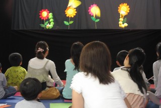 人形劇を披露するのは人形劇団タップのみなさん