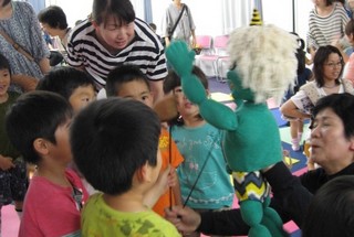 登場した人形たちが舞台から出てきてごあいさつ