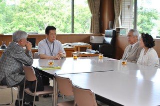 市長と談笑する流山市歌謡演芸連合会の方