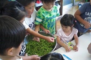 得意げに説明する子どもたち