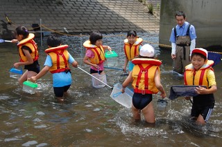 川に入っての生物調査