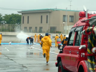 実戦さながらに放水