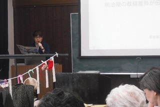 講師の東京家政大学博物館学芸員の三友さん